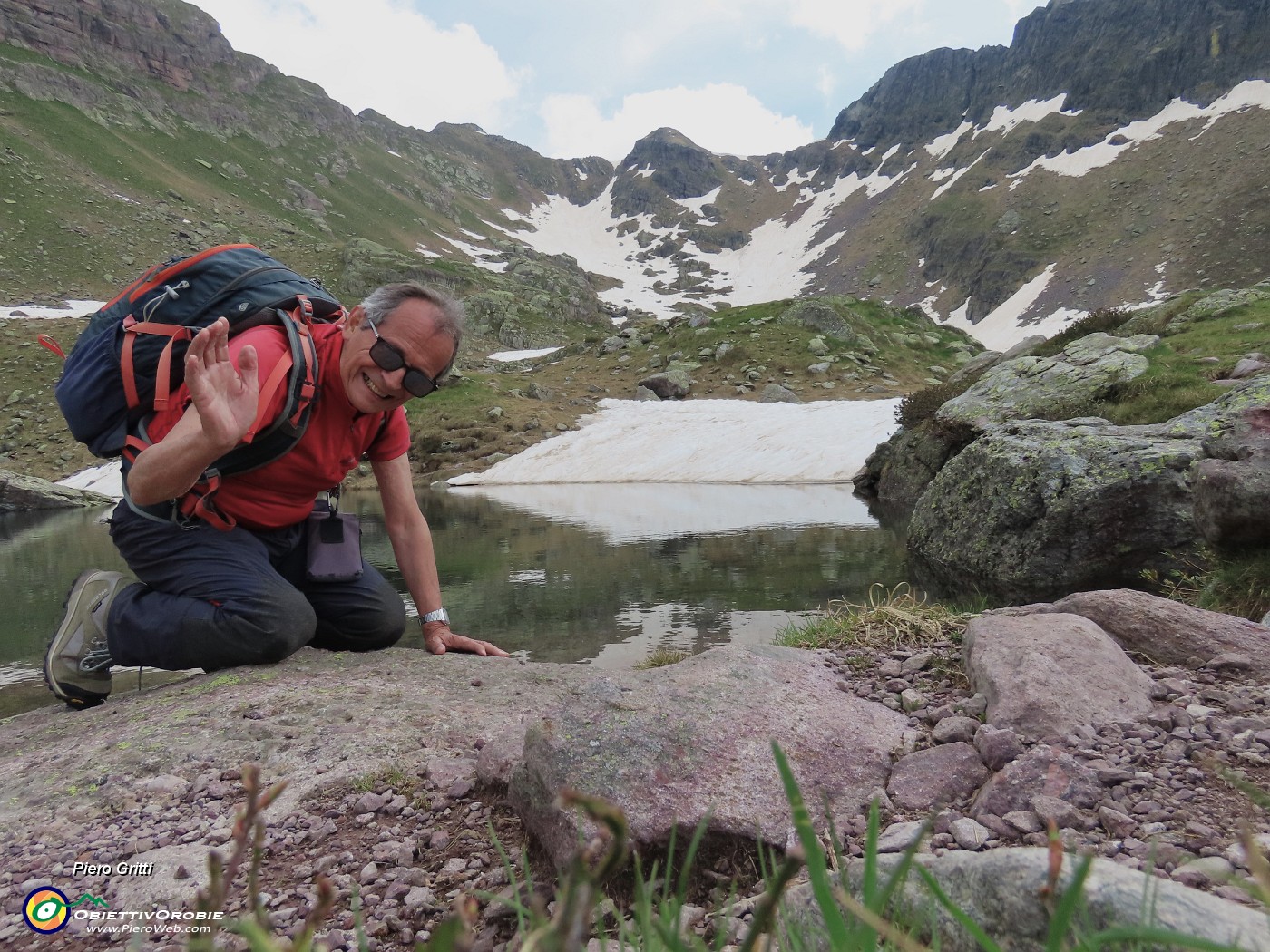 38 Eccomi ad ammirare il Lago di Pietra Quadra in disgelo avanzato!.JPG